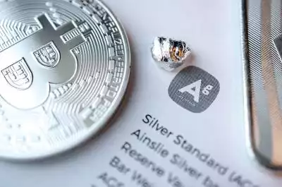 Bitcoin: Uncorrelated and Strong